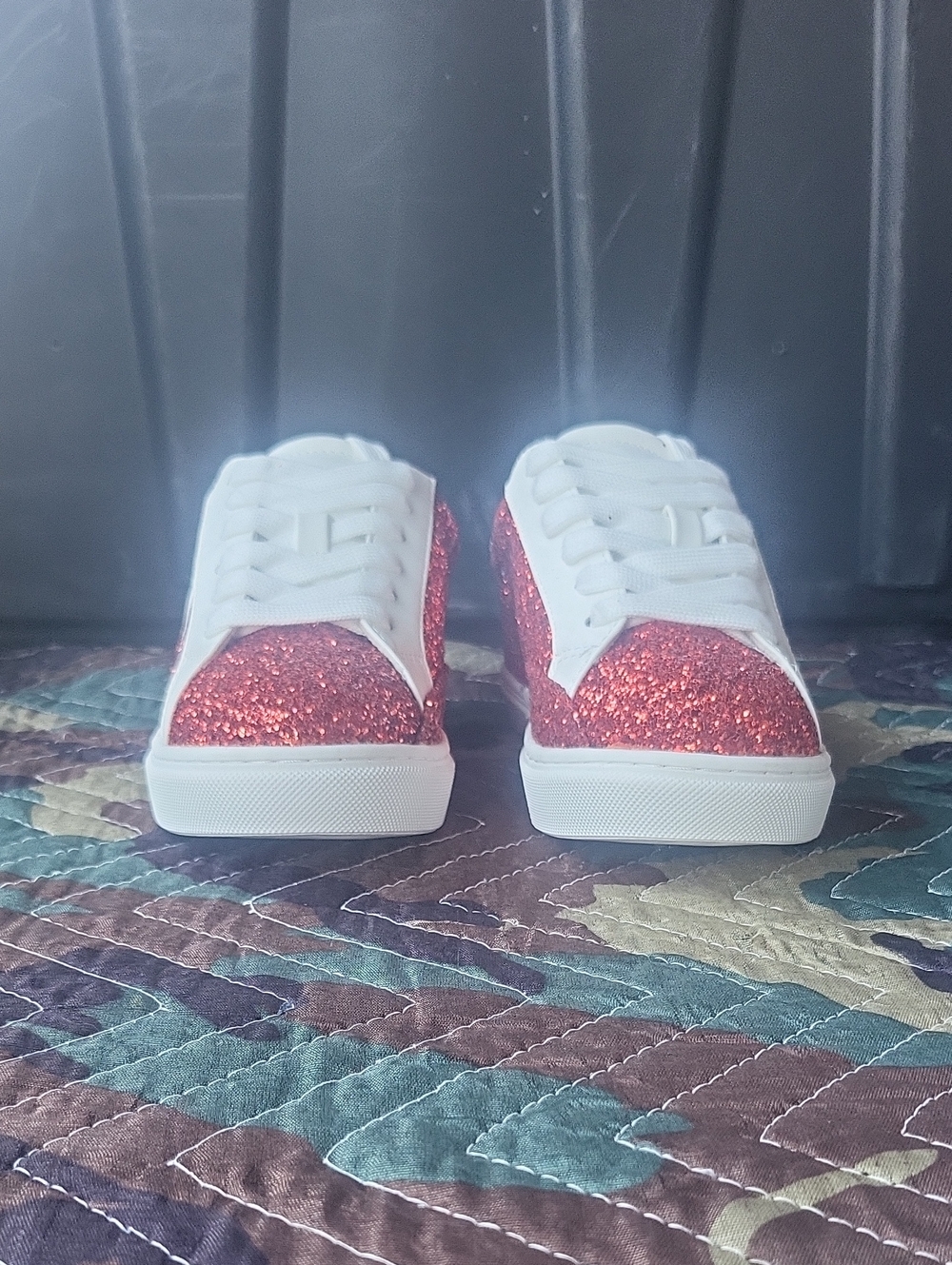Women's White & Red Glitter Low-Top Sneakers